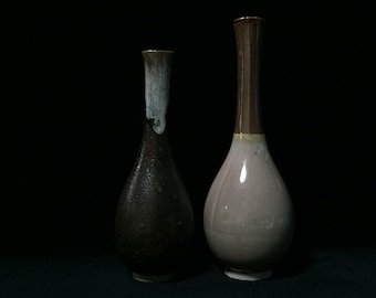 M1674 Juego de 2 jarrones de cerámica japonesa vintage con forma de lágrima y flor individual.