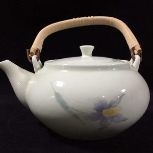 J0145 Teiera giapponese vintage con fiore di iris viola in porcellana, firmata KYUSU