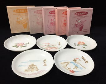 N1197 Conjunto de 5 pratos de porcelana promocionais vintage do Banco Higo, Japão, assinados por Tachikichi.