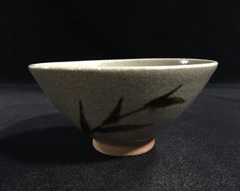 M1026 Vintage Japanese Matcha Tea Bowl Ceramic Chawan Crackle Glaze Signed