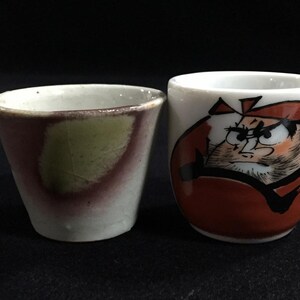 J1521 Japansk vintage sakekopp set om 2 Daruma Zen keramik Guinomi Ochoko
