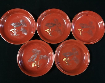 P1294 Set di 5 piatti vintage giapponesi in legno laccato rosso con motivo a pino.