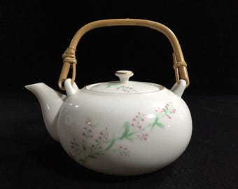 M1969 Japanese Porcelain Tea Pot KYUSU Vintage SENCHA Handle Lidded Signed