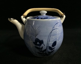 S1046 Vintage Japanse blauw-witte porseleinen theepot met rotan handvat, Dobin Craft