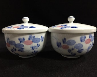 O0227 Zestaw 2 zabytkowych japońskich filiżanek do herbaty Yunomi z pokrywką, porcelana w kolorze kwiatu śliwy