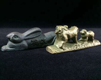 N0972 Vintage Japanischer Briefbeschwerer 2er Set Eisen Messing Hase Maus Sternzeichen