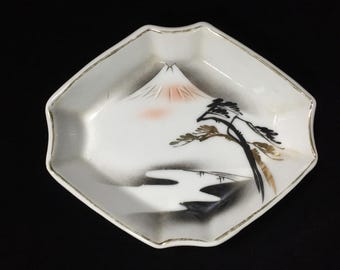 K0857 Vintage Japanese Porcelain Mt Fuji Pine Tree Diamond Shape Plate Dish
