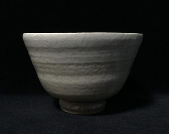 L1018 Tigela de chá matcha japonesa vintage assinada, em cerâmica, para cerimônia do chá, branca