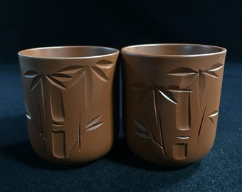 J0727 Set di 2 tazze da tè giapponesi vintage in argilla rossa Yunomi con decorazioni in bambù