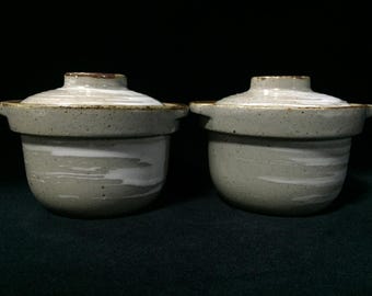 K1136 Vintage set van 2 Japans aardewerk kommen met deksel en handvatten Stomende soep