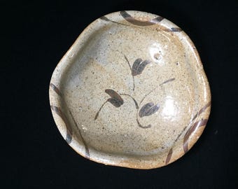 M1431 Vintage Japan Eisen bemalte Keramik Flache Schüssel Blumenbusch Handwerk Platte