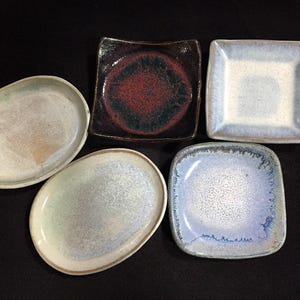 N0991 Vintage Japanse aardewerk borden set van 5 gemengde vormen keramische geglazuurde schaal