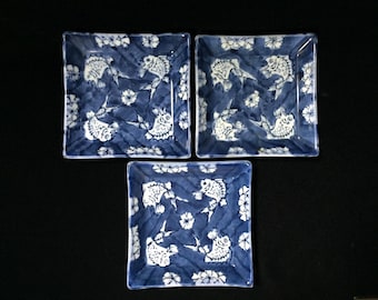 L1677 Juego de 3 platos cuadrados de porcelana japonesa azul y blanca vintage con diseño de peces.