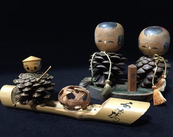 Conjunto de bonecas Kokeshi japonesas vintage de 1873, em madeira de pinha e bambu, com arte folclórica.