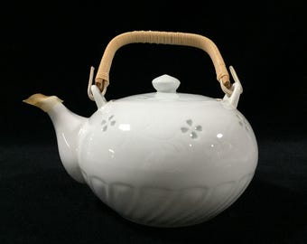 K0366 Japanse vintage hotarude rijstkorreltheepot wit porseleinen bamboe handvat