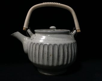 O1592 théière en poterie japonaise KYUSU vintage SENCHA avec couvercle et poignée signée