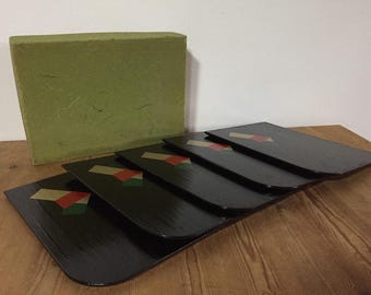 Zestaw 5 sztuk japońskich talerzy do sushi z lakierowanej porcelany vintage M1981 w kolorze czarnym.