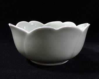 Tigela vintage japonesa em porcelana verde celadon, formato de flor de lótus, modelo N1870.