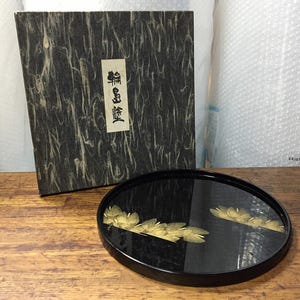 S0517 Bandeja redonda vintage japonesa de laca Wajima com estampa de agulhas de pinheiro.