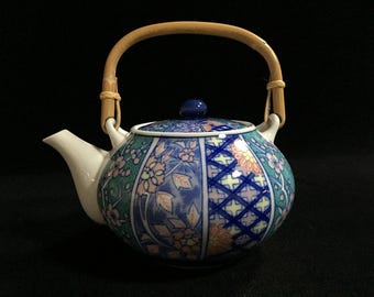 S0931 Vintage Arita Imari Porzellan-Teekanne mit Bambusgriff und Keramiksieb