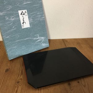 U1598 / Vintage japanisches Lack-Serviertablett, rechteckiger Sockel, Geschirr