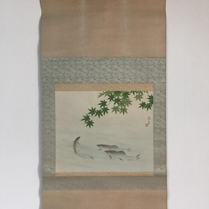 Q0660 Japanische Vintage Schriftrolle KAKEJIKU Handbemalt Seide Fisch Ahornblatt