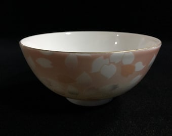 J1225 Japońska zabytkowa miska do ryżu z różowo-białą porcelaną i sygnaturą
