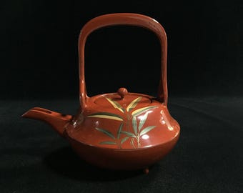 S0142 Vintage roter Lackwaren-Choshi-Saketopf mit Bambusdesign für Shinto-Rituale