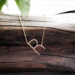 Sideways r outlet necklace