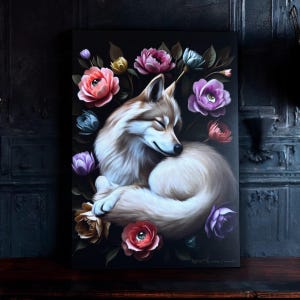 Le repos du loup. Print A4 et A6, carte postale. Illustration loup gris dormant dans les fleurs. Dark academia