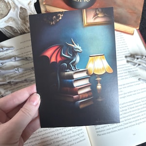 Le Dragon écrivain. Print A4 et A6, carte postale. Illustration dragon, livres et lampe vintage. Dark academia