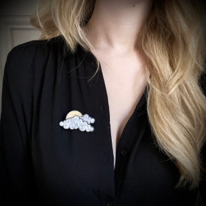 Broche. Dans les nuages image 3