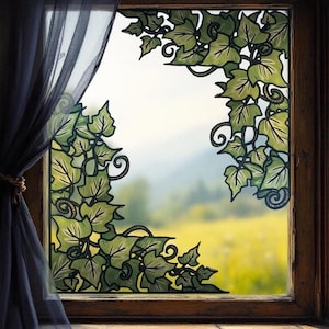 Op de afbeelding: Een houten raamkozijn met een decoratief klimopontwerp. De klimop is groen met donkere contouren, waardoor een glas-in-lood effect ontstaat. Een transparant, donker gordijn is links zichtbaar en een vage buitenscène is door het raam te zien.