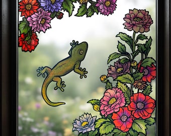 Puede incluir: Una obra de arte enmarcada para ventana que presenta un gecko verde y flores coloridas. Las flores incluyen flores rojas, rosas, moradas y amarillas con hojas verdes. El gecko está posicionado cerca del centro de la ventana.