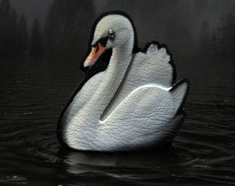 Broche. Dans la brume du matin. Bijou, pins. Cygne