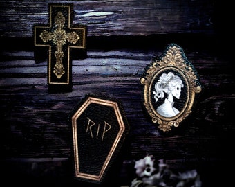 Pin’s. Dark Victorien. Cercueil, croix et camée. Bijou de col, bijou gothique, croix latine, chrétienne, bijou religieux, dark