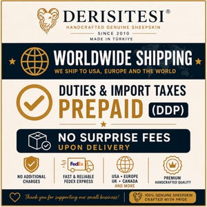 Peut inclure: Un graphique informatif carr&eacute; avec un fond cr&egrave;me et du texte bleu fonc&eacute;. Il pr&eacute;sente le logo Derisitesi, une t&ecirc;te de b&eacute;lier, et le texte Handcrafted Genuine Sheepskin Since 2010 Made in T&uuml;rkiye. Inclut des ic&ocirc;nes pour l'exp&eacute;dition et la qualit&eacute;.