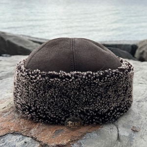 Bruine muts van schapenvacht - Warme leren bontmuts: Stay Toasty in Style - Handgemaakte uniseks hoed - Wintercadeau - Gratis expresverzending