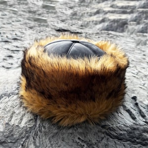 Cappello in pelliccia sintetica con motivo a lupo - Parte superiore in pelle di agnello, berretto invernale unisex in pelle di pecora fatto a mano