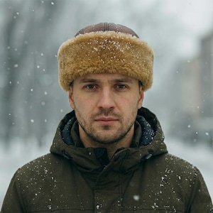 Vintage bruine beanie van schapenvacht – handgemaakte leren winterhoed voor heren, bontmuts voor buiten
