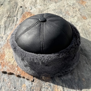 Schapenvacht winterbont beanie muts - leren buitenmuts - handgemaakte leren muts - grijs - warme muts - uniek cadeau - gratis expresverzending
