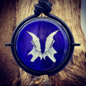 Pendant made of resin and bone