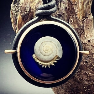 Pendant made of resin and a snail shell