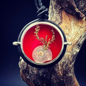 Pendant made of resin and a snail shell