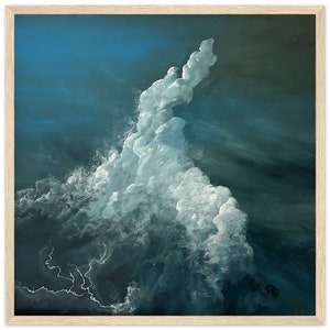 以下が含まれることがあります： 濃い青と緑の空を背景に、大きな白い雲の塊を描いた絵画。雲は高く細い塔のような形をしていて、絵画の下部から上昇しているように見える。