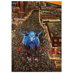 Puede incluir: Una pintura al óleo representa un toro azul en una calle de la ciudad llena de gente. El toro es el punto focal, con un cuerpo azul vibrante y acentos rojos. El paisaje urbano presenta edificios y farolas.