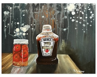 Op de afbeelding: Een schilderij van een glazen pot gevuld met rode tomaten en een fles Heinz Tomato Ketchup op een houten tafel. De achtergrond is donkergrijs met witte spatten.