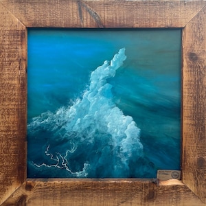 Peut inclure: Une peinture encadrée d'une grande vague blanche qui se brise dans un océan bleu. La vague se brise et crée une gerbe d'écume blanche. La peinture est encadrée dans un cadre en bois rustique.