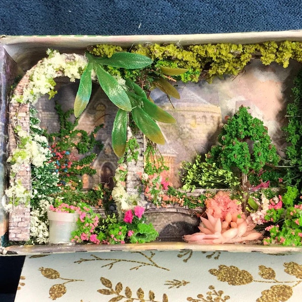 Cottage-Victorian-Mansion-Park-Garden-Matchbox-Art-Miniature-Artisans-Gift-Art in a Box