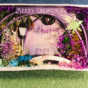 Miniatur-Weihnachten, Diorama-Weihnachten in Lila, Weihnachtsstraßen-Miniatur, Diorama-Straßen-Weihnachtskugeln, Weihnachtsminiatur, Weihnachtsgeschenke, Weihnachten
